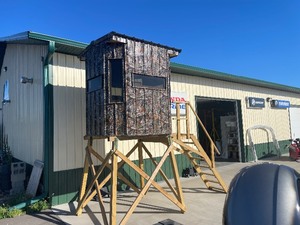 lot 2 image: Brand New 5 12 x 6 Octagonal Camouflage DeerHunting Blind With Wood Stairs
