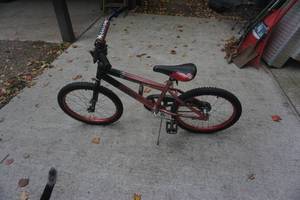 lot 31 image: Apollo X Factor Youth Bike