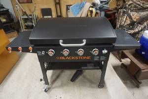 lot 8 image: Blackstone Model 1899 4 Burner Wheeled Grill With Hood