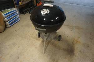 lot 19 image: Weber Charcoal Grill