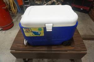 lot 25 image: Igloo Cool Roller II Wheeled Cooler