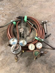 lot 26 image: Acetylene Torch Cutting Head With Gauges and 25 Hose