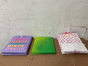 lot 273 image: LOT OF 40 Hallmark Birthday and Gift Bags