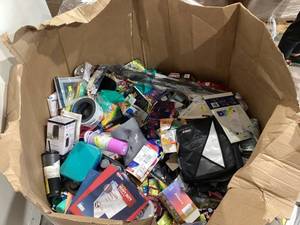 lot 800 image: Wholesale Pallet of Assorted Miscellaneous Items