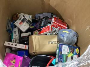 lot 801 image: Wholesale Pallet of Assorted Miscellaneous Items