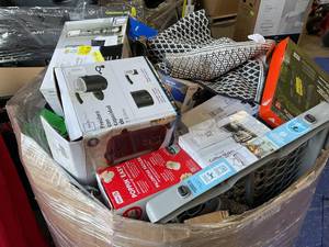 lot 813 image: Wholesale Pallet of Assorted Miscellaneous Items