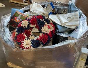 lot 814 image: Wholesale Pallet of Assorted Miscellaneous Items