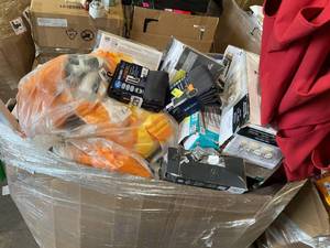 lot 815 image: Wholesale Pallet of Assorted Miscellaneous Items