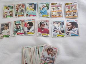 lot 39 image: 1982 Topps Football Cards...
