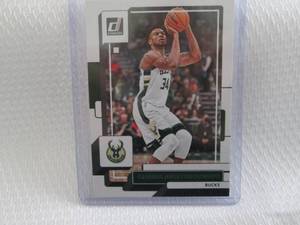 lot 173 image: 2022-23 Donruss Giannis Antetokounm...