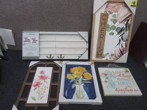 lot 253 image: Wall Dcor...