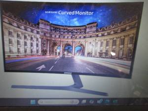 lot 284 image: Samsung 27 Full HD 1080p Curved LE...