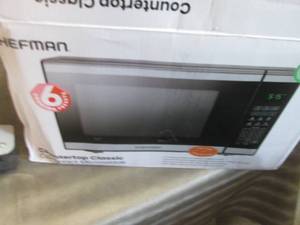 lot 307 image: Chefman 0.7 Cu. Ft. 700-Watt Microw...