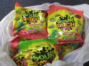 lot 414 image: 12- 3.6 oz Sour Patch Kids Watermel...