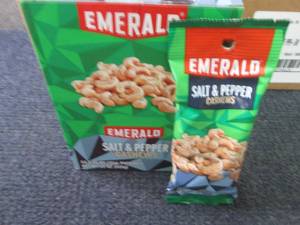 lot 469 image: 12- 1.25 oz Emerald Salt & Pepper C...
