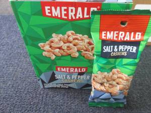 lot 470 image: 12- 1.25 oz Emerald Salt & Pepper C...