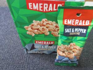 lot 471 image: 12- 1.25 oz Emerald Salt & Pepper C...