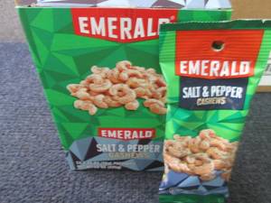 lot 472 image: 12- 1.25 oz Emerald Salt & Pepper C...