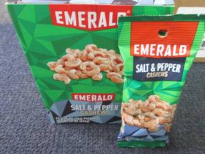 lot 473 image: 12- 1.25 oz Emerald Salt & Pepper C...