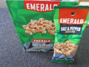 lot 474 image: 12- 1.25 oz Emerald Salt & Pepper C...