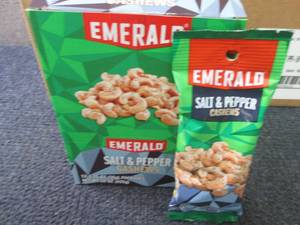 lot 475 image: 12- 1.25 oz Emerald Salt & Pepper C...