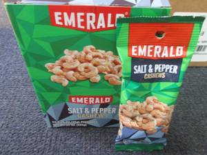 lot 476 image: 12- 1.25 oz Emerald Salt & Pepper C...