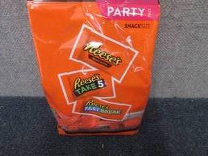 lot 477 image: 32.06 oz Reeses Snack Size Party P...