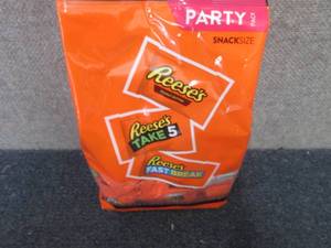 lot 478 image: 32.06 oz Reeses Snack Size Party P...