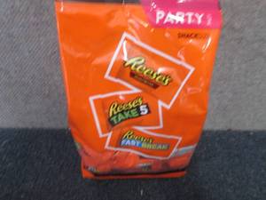 lot 479 image: 32.06 oz Reeses Snack Size Party P...