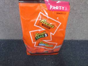 lot 480 image: 32.06 oz Reeses Snack Size Party P...