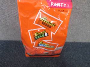lot 481 image: 32.06 oz Reeses Snack Size Party P...