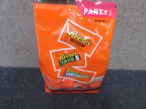 lot 482 image: 32.06 oz Reeses Snack Size Party P...