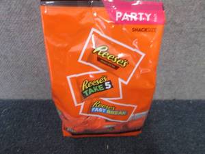 lot 483 image: 32.06 oz Reeses Snack Size Party P...