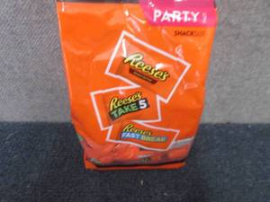 lot 484 image: 32.06 oz Reeses Snack Size Party P...