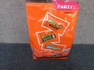 lot 485 image: 32.06 oz Reeses Snack Size Party P...