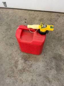 New 2.5 Gallon No-Spill Fuel Can