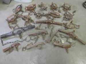 (CSB) Assortment of Vintage Traps i...