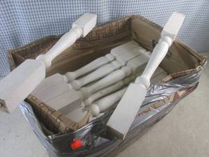 (A-1) Box of 22 Vintage Wood Balust...