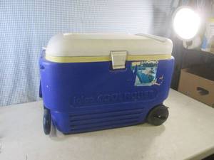 (A-1T) Igloo Cool Roller Cooler...