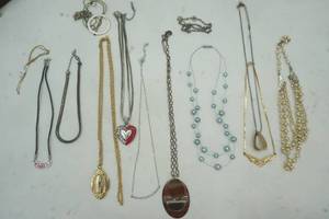 lot 171 image: Vintage Choker and Necklace Lot