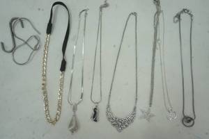 lot 173 image: Vintage Necklace Lot