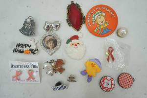 lot 186 image: Vintage brooch, button and pin lot