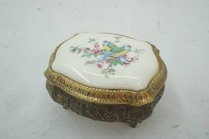lot 187 image: Vintage Japan jewelry box with music