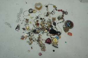 lot 199 image: Parts and Pieces of Costume Jewelry
