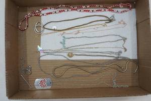 lot 200 image: Necklace and Chain Lot