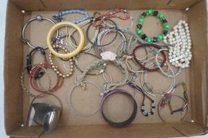 lot 204 image: Bracelet Lot