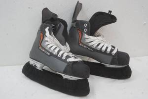 lot 218 image: Easton Hockey Skates