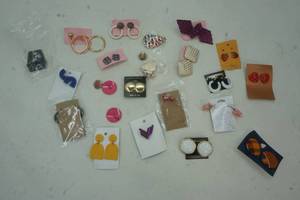 lot 272 image: earing lot