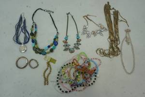 lot 285 image: Necklace and Bracelet Lot