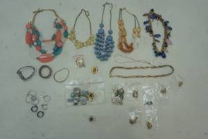 lot 286 image: Jewelry lot, vintage, earrings and other